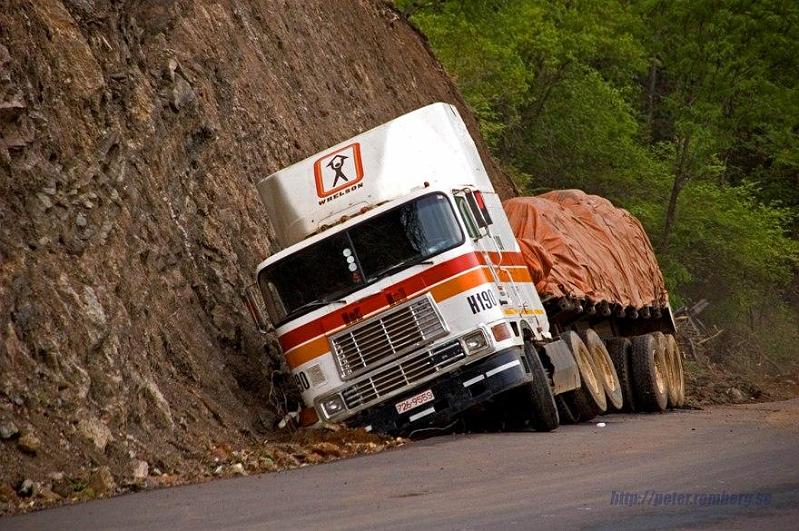 Accidents zambezi escarpment (4).JPG - Some uses the "Hillside brake" when wheel brakes overheat.